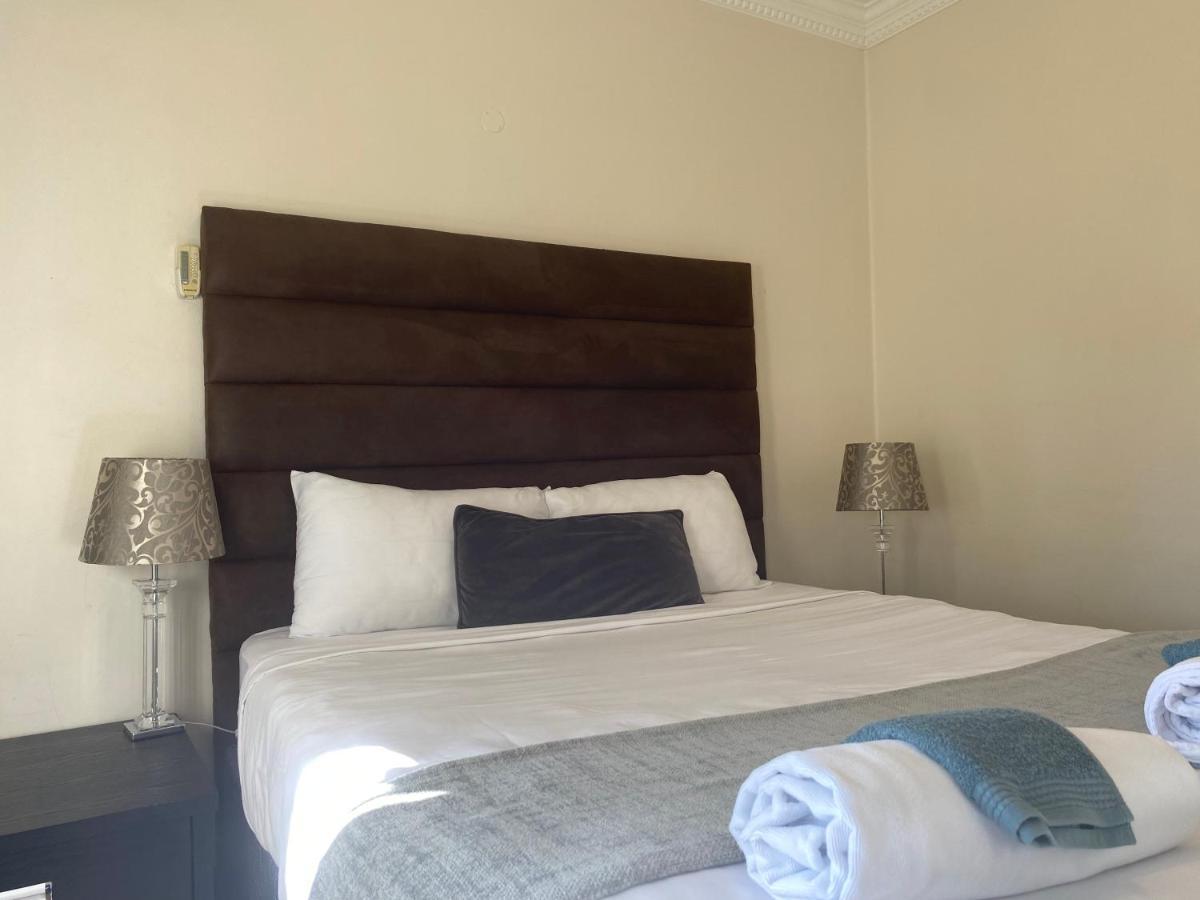 Safari Deluxe Rooms - Elegant Rooms With Access To Beautiful Garden & Pool Roodepoort Exterior photo